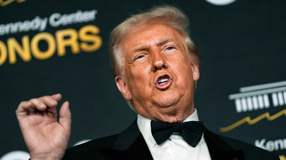 US-Präsident Donald Trump verteidigt am Sonntagabend auf dem roten Teppich vor dem Kennedy Center in Washington seine Zollpolitik.