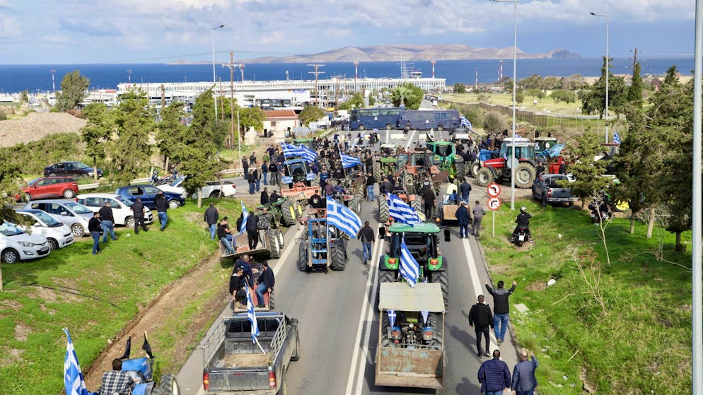 Demonstrators on the tarmac. Farmers storm airport on Crete - flight operations halted
