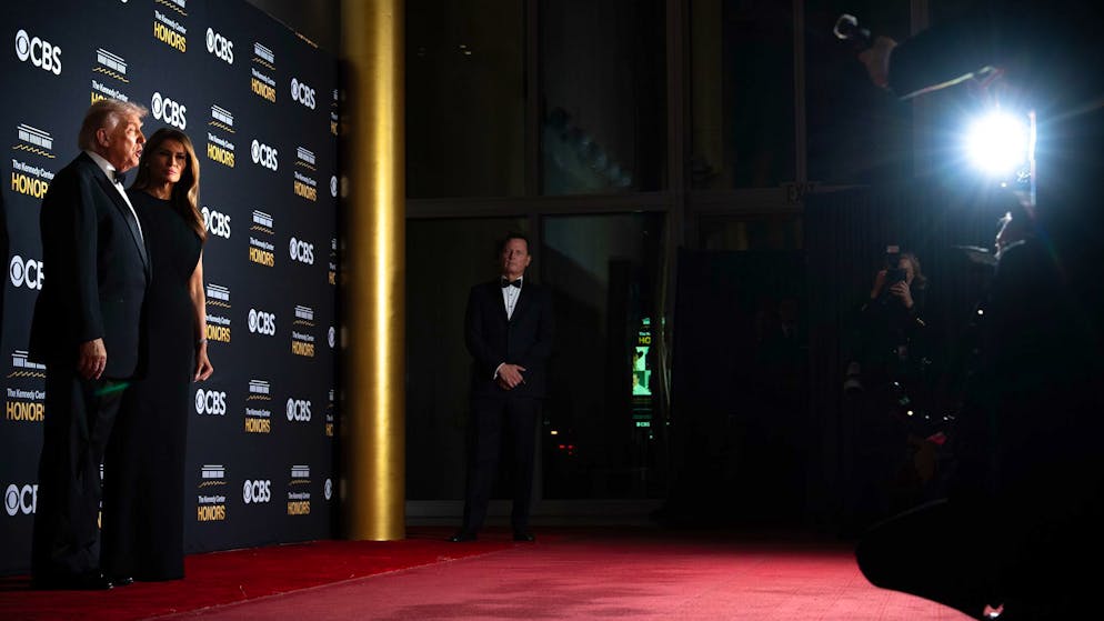 Gala im Kennedy Center mit Novum: Trump auf der Bühne - Gallery. Trump hat in diesem Jahr einen Auftritt im Kennedy Center, der für einen US-Präsidenten ungewöhnlich ist. 
