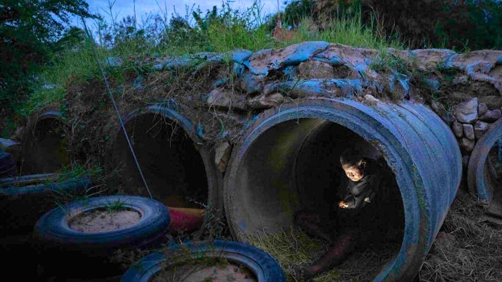 dpatopbilder - A resident seeks shelter in the Thai province of Buriram. Photo: Wason Wanichakorn/AP/dpa