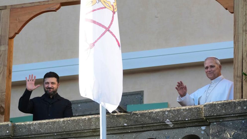 Papa Leone e Volodymyr Zelensky si sono affacciati insieme dal balcone di villa Barberini al termine del colloquio.