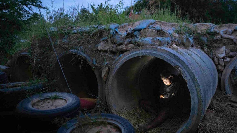 dpatopbilder - Ein Einwohner sucht Schutz in der thailändischen Provinz Buriram. Foto: Wason Wanichakorn/AP/dpa