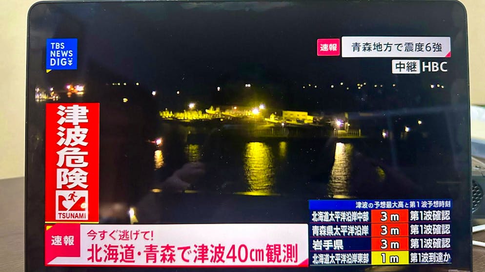 Earthquake off the coast alarms Japan - warning level lowered - Gallery. In Japan, the media report continuously after the tsunami warning.