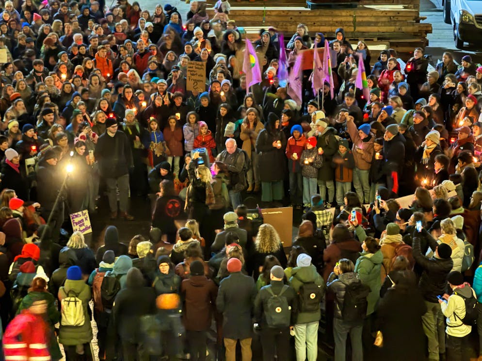 Auf dem Bundesplatz demonstrierten am Dienstagabend mehrere Hundert Menschen.