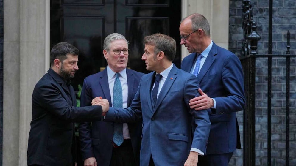 dpatopbilder - Wolodymyr Selenskyj (l-r), Präsident der Ukraine,  der britische Premierminister Keir Starmer, der französische Präsident Emmanuel Macron und der deutsche Bundeskanzler Friedrich Merz reagieren nach einem Treffen vor der Tür der 10 Downing Street. Foto: Kin Cheung/AP/dpa