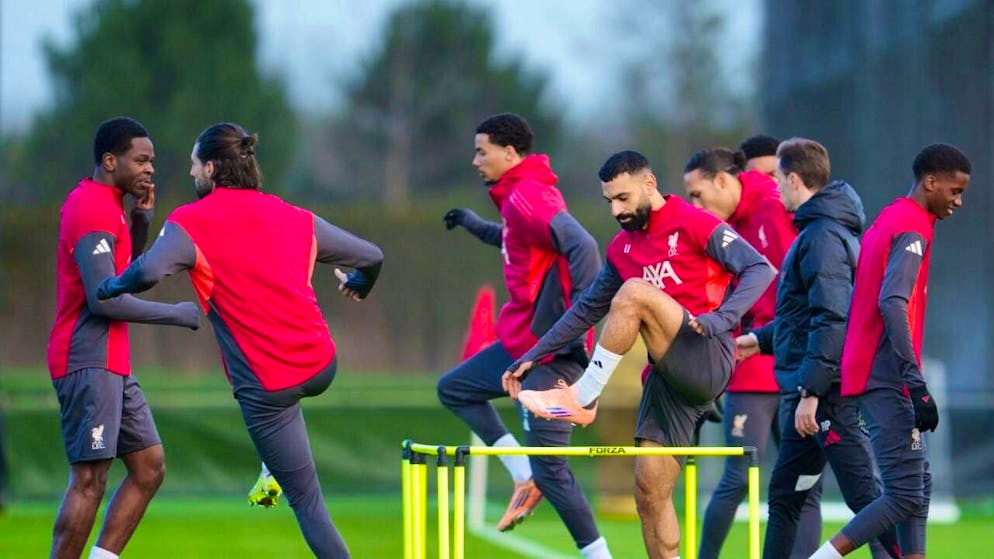 Targeted by a crowd of media people: Mohamed Salah is present at Liverpool's training session on Monday, he did not travel to Milan.