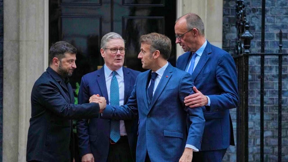 dpatopbilder - Volodymyr Selenskyj (l-r), President of Ukraine, British Prime Minister Keir Starmer, French President Emmanuel Macron and German Chancellor Friedrich Merz react after a meeting on the doorstep of 10 Downing Street. Photo: Kin Cheung/AP/dpa