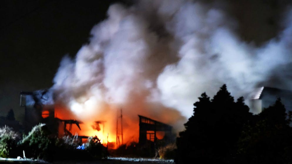 Erdbeben vor der Küste alarmiert Japan – Warnstufe gesenkt - Gallery. Nach dem Erdbeben brennt ein Haus in Aomori. (9. Dezember 2025)