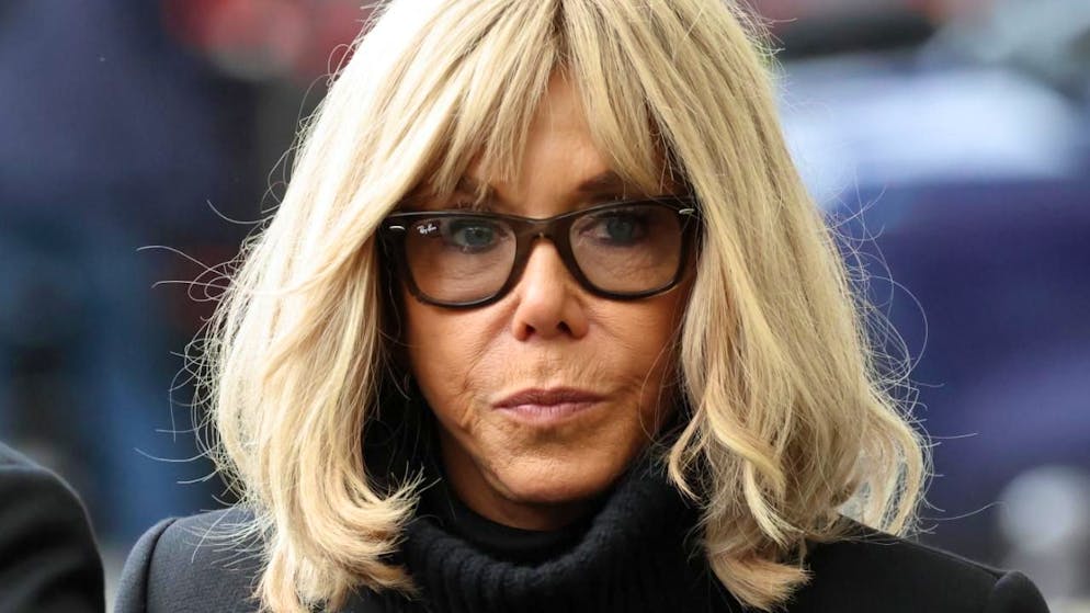 Polemica in Francia. Brigitte Macron definisce «brutte stronze» le militanti femministe