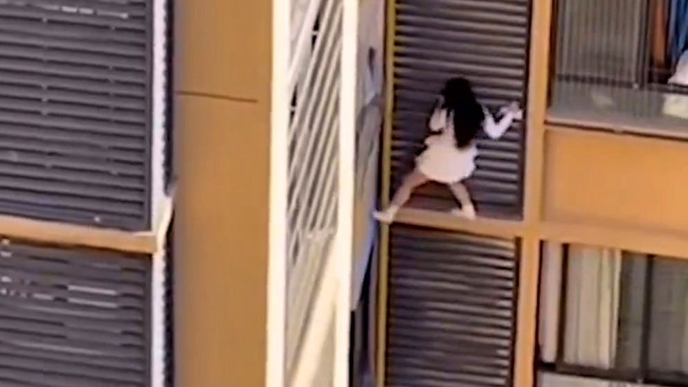 Lebensgefährliches Drama. Hier flüchtet die Geliebte aus dem Fenster im 10. Stock