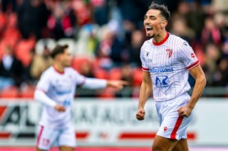 Joie de Ilyas Chouaref (SIO), droite, apres avoir marque le but du 1:0 lors de la rencontre de football de Super League entre FC Sion et FC Zuerich le dimanche 23 novembre 2025 au stade de Tourbillon a Sion. (KEYSTONE/Jean-Christophe Bott)