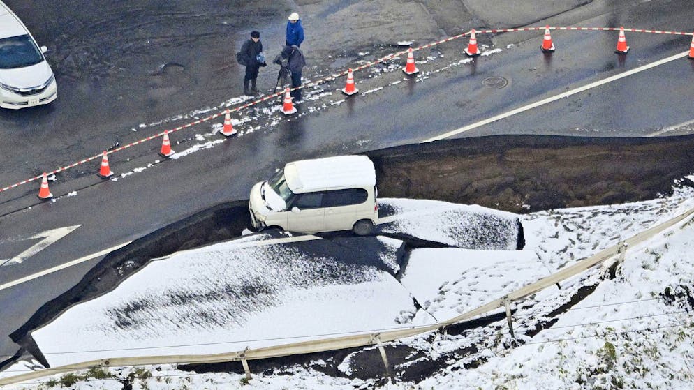 Erdbeben vor der Küste alarmiert Japan – Warnstufe gesenkt - Gallery. Eine durch das Erdbeben vom Montag beschädigte Strasse in Tohoku in der nördlichen Präfektur Aomori. (9. Dezember 2025) 