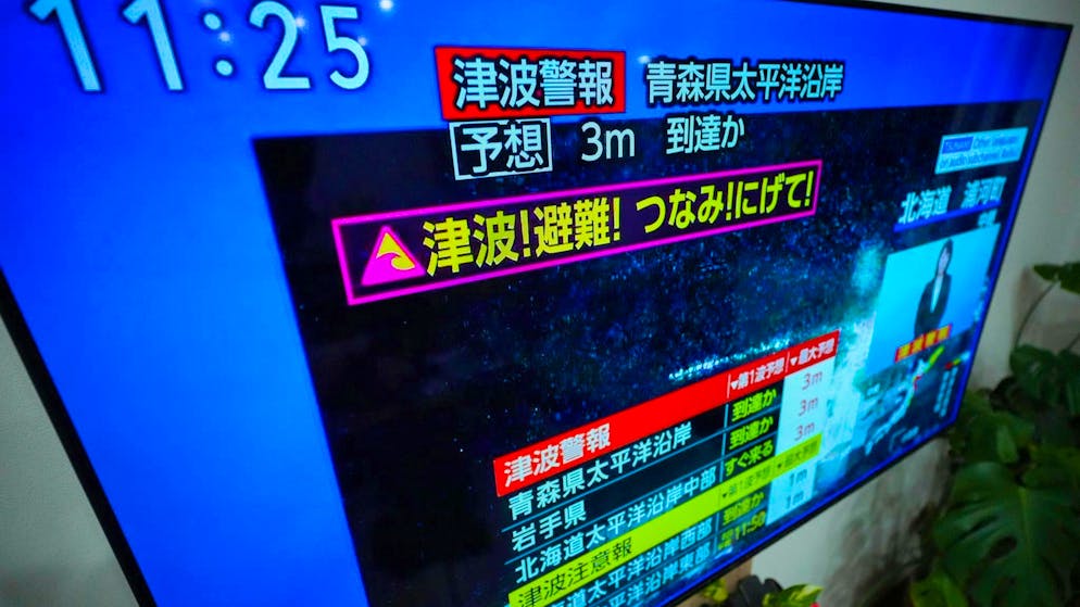 Earthquake off the coast alarms Japan - warning level lowered - Gallery. The tsunami warning was broadcast nationwide on television.