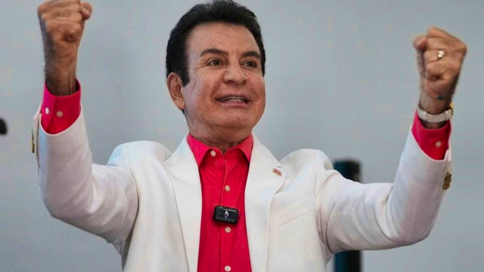 ARCHIVE - Presidential candidate Salvador Nasralla of the Liberal Party celebrates after preliminary results show him in the lead in the presidential and legislative elections. Photo: Moises Castillo/AP/dpa
