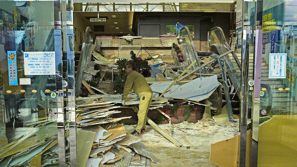 Earthquake off the coast alarms Japan - warning level lowered - Gallery. Chaos reigns at a company in Hachinohe after the strong earthquake. (December 9, 2025)