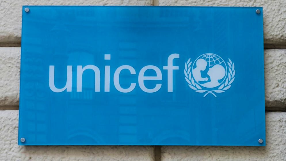 ARCHIV - Ein Schild mit dem Logo des Kinderhilfswerks der Vereinten Nationen (Unicef). Foto: Angelika Warmuth/dpa