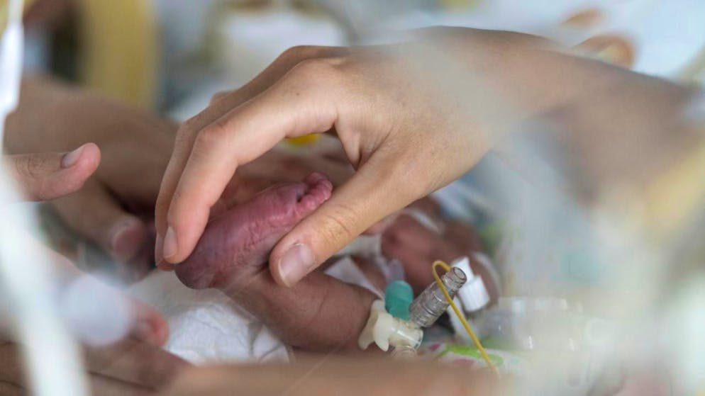 Mütter, die sich im Spital länger um ihr Neugeborenes kümmern müssen, sollen Erwerbsersatzleistungen erhalten. Das hat das Parlament beschlossen. (Themenbild)