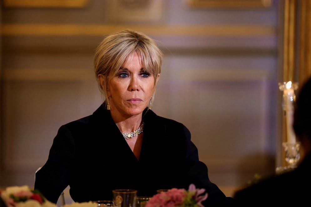 La sinistra francese si scaglia contro la première dame Brigitte Macron dopo la frase pronunciata ridendo dietro le quinte delle Folies Bergères all'amico attore Ary Abittan (foto d'archivio).
