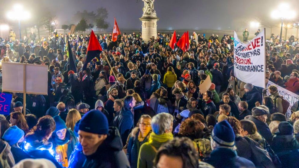 Am Dienstagabend demonstrierten Tausende gegen die vorgesehenen Sparmassnahmen im Kanton Waadt.