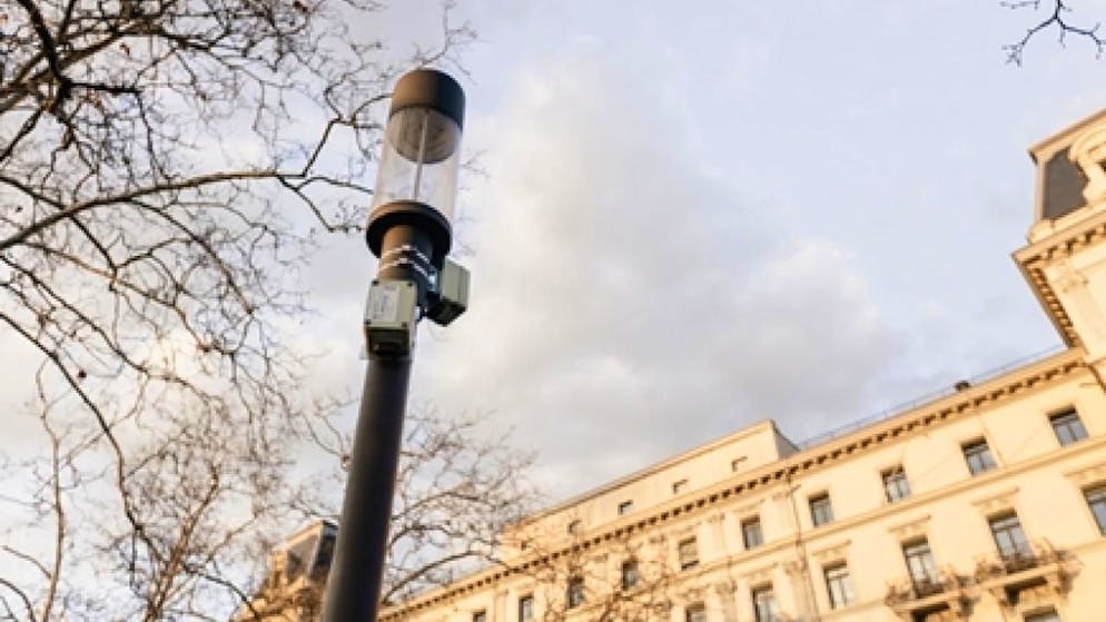 Due sensori di CO2 "ICOS Cities" collegati a un lampione a Zurigo.
