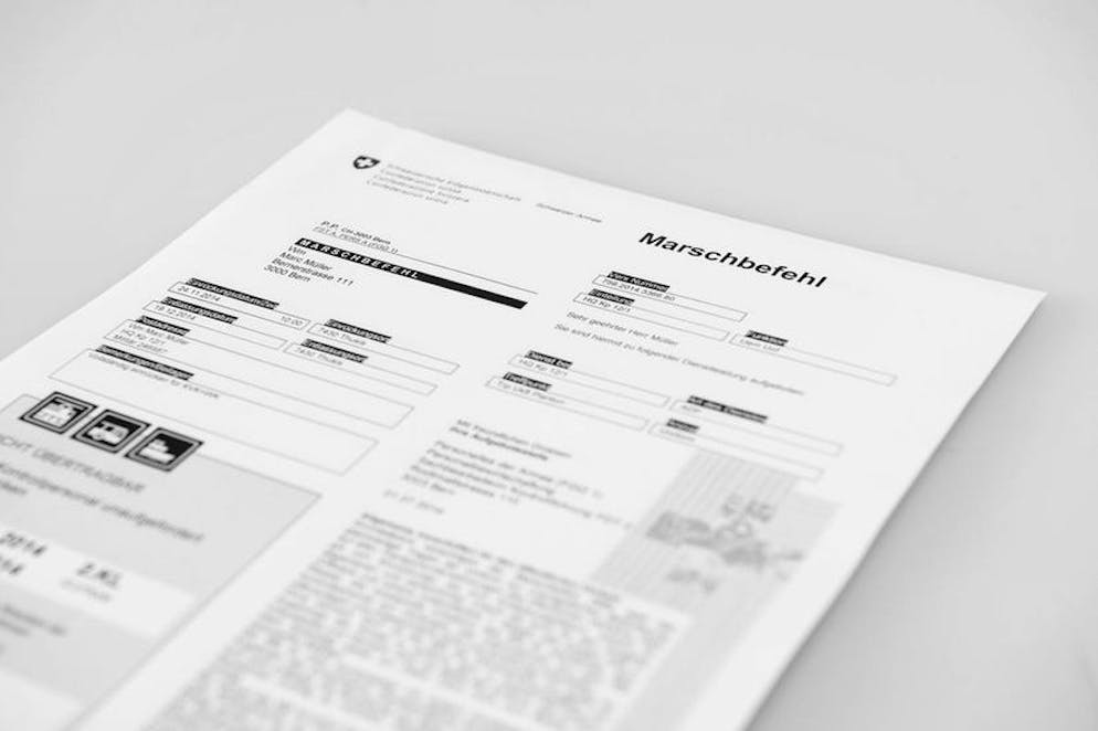 Mit einem Marschbefehl kann man gratis den öffentlichen Verkehr nutzen, sofern er echt ist.