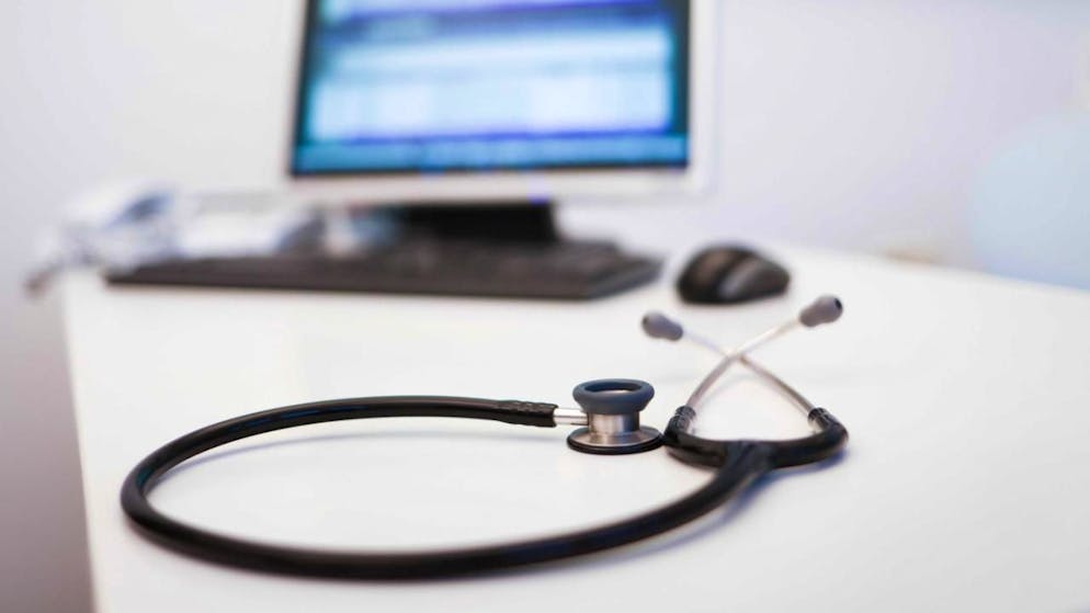 Les coûts de la santé sont le principal souci des Suisses, mais la population regarde avec une inquiétude croissante les développements mondiaux (photo symbolique).