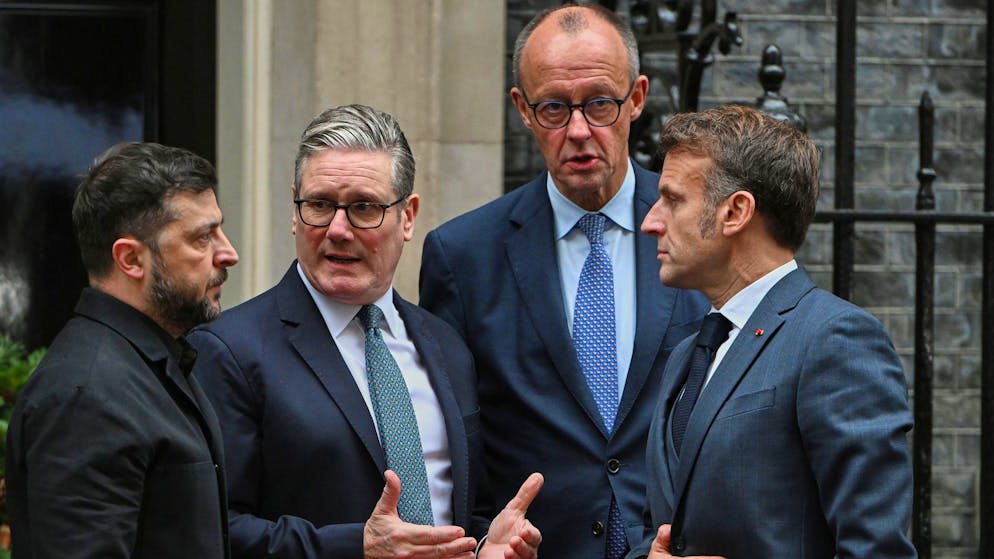 Der ukrainische Präsident Wolodymyr Selenskyj (v.l.n.r.), der britische Premierminister Keir Starmer, der deutsche Kanzler Friedrich Merz und der französische Präsident Emmanuel Macron am Montag nach ihrem Treffen in der 10 Downing Street.