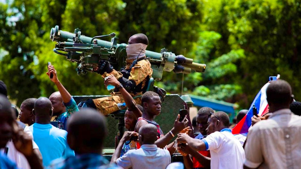 ARCHIVE - Soldiers loyal to Burkina Faso's coup leader Ibrahim Traoré are cheered in the streets (archive photo). Photo: Kilaye Bationo/AP/dpa