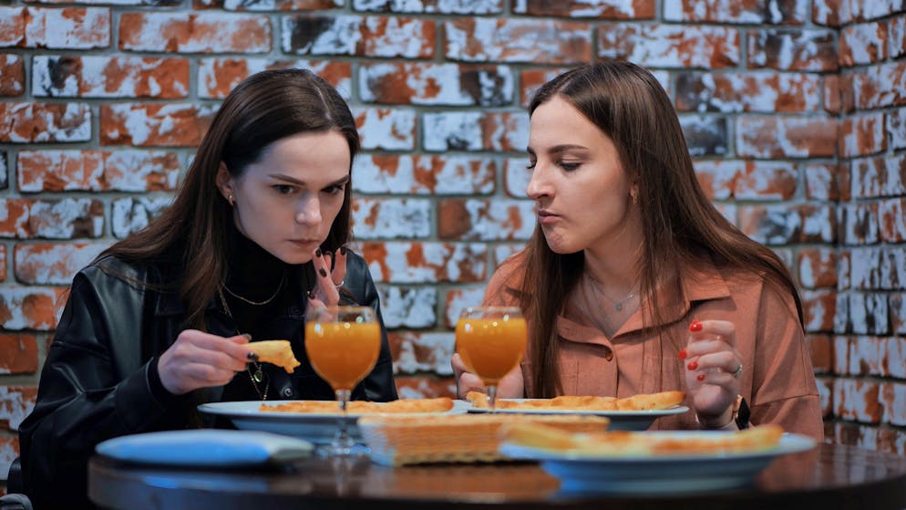 Molti giovani. optano per drink analcolici.