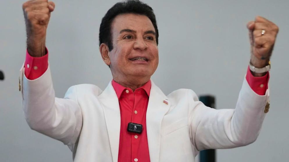 ARCHIV - Präsidentschaftskandidat Salvador Nasralla von der Liberalen Partei feiert, nachdem die vorläufigen Ergebnisse ihn bei der Präsidenten- und Parlamentswahl in Führung sehen. Foto: Moises Castillo/AP/dpa