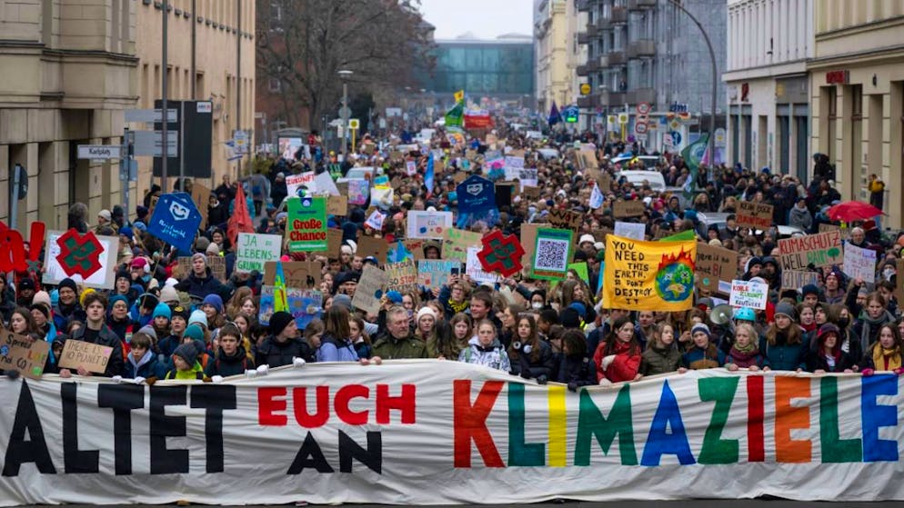 ARCHIV - Teilnehmer der Demonstration von Fridays for Future halten ein Transparent mit der Aufschrift "Haltet euch an die Klimaziele". Foto: Monika Skolimowska/dpa