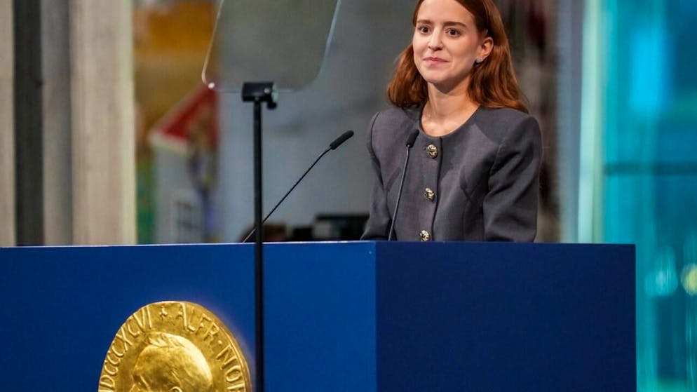Ana Corina Sosa, Tochter der Friedensnobelpreisträgerin Maria Corina Machado, hat den Preis, stellvertretend für ihre Mutter, im Rathaus von Oslo entgegen genommen. Foto: Ole Berg-Rusten/NTB Scanpix Pool/AP/dpa