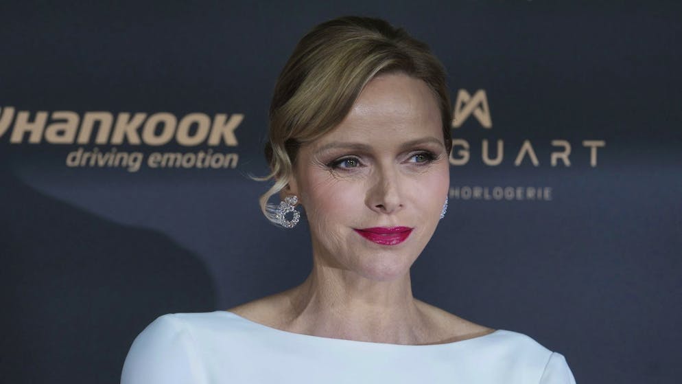 Non solo bianco. Tra pellicce e abiti aderenti, ecco i look natalizi di Charlène di Monaco