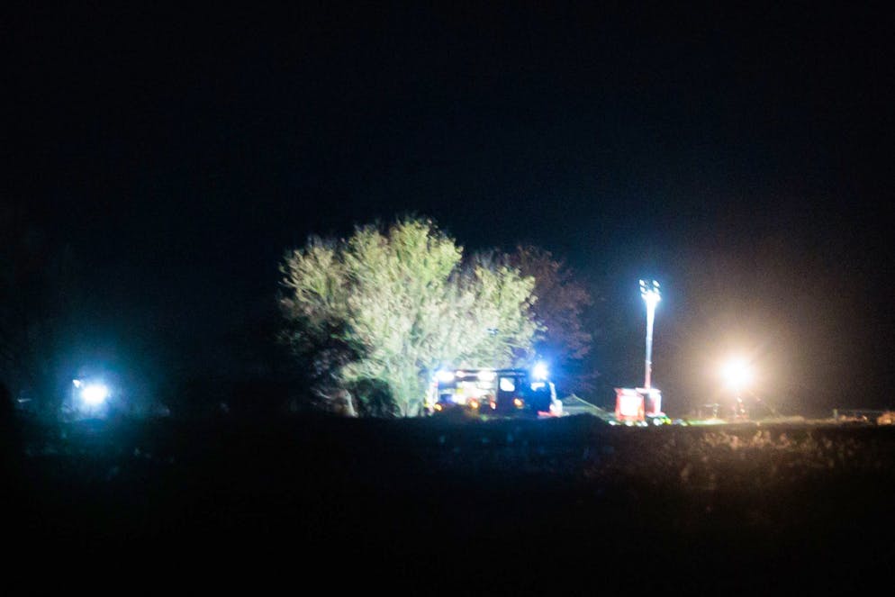 Rohöl schiesst meterhoch aus Pipeline in Brandenburg - Gallery. Der Einsatz in Zehnebeck dürfte noch stundenlang dauern.
