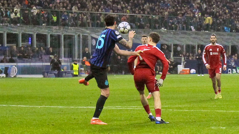 Strittiger VAR-Elfer. Akanji verärgert: «Einer der härtesten Penalty-Entscheide, die ich je sah»