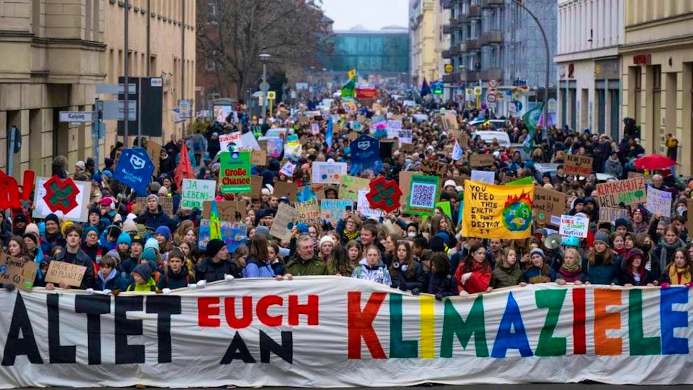 ARCHIVE - Participants in the Fridays for Future demonstration hold a banner reading "Stick to the climate targets". Photo: Monika Skolimowska/dpa