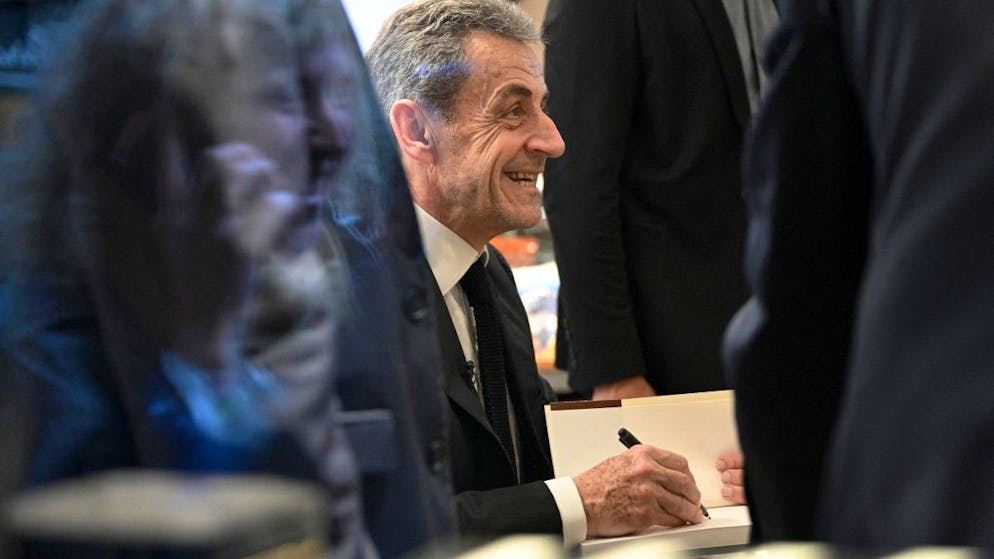 Bain de foule et file d'attente. Sarkozy en dédicace pour la sortie de son «Journal d’un prisonnier»