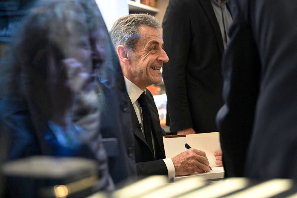 L'ancien président français Nicolas Sarkozy a dédicacé son livre "Journal d'un prisonnier" mercredi à Paris.