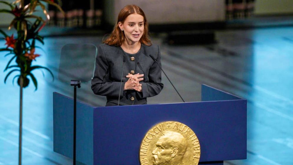 Nobel de la paix remis, par procuration, à l'opposante vénézuélienne Machado - Gallery. La lauréate du prix Nobel de la paix, l'opposante vénézuélienne Maria Corina Machado, n'étant pas parvenue à rejoindre Oslo à temps, son prix a été remis à sa fille, qui a lu le discours de remerciement de sa mère.