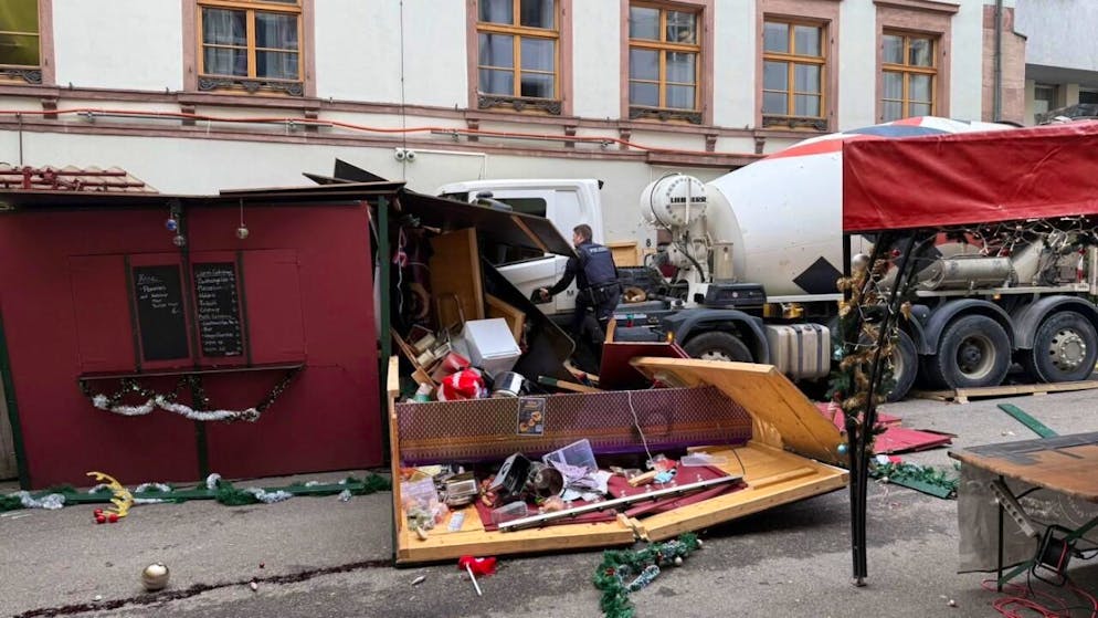 Un camion percute trois stands d'un marché de Noël à Bâle - Gallery. Après avoir percuté trois stands, le camion a terminé sa course contre une façade. Son chauffeur a été blessé. La police exclut toute préméditation à ce stade.