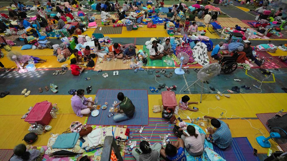 Gefechten zwischen Thailand und Kambodscha: Menschen in der thailändischen Provinz Surin sind in ein Evakuierungszentrum geflüchtet. (10. Dezember 2025)