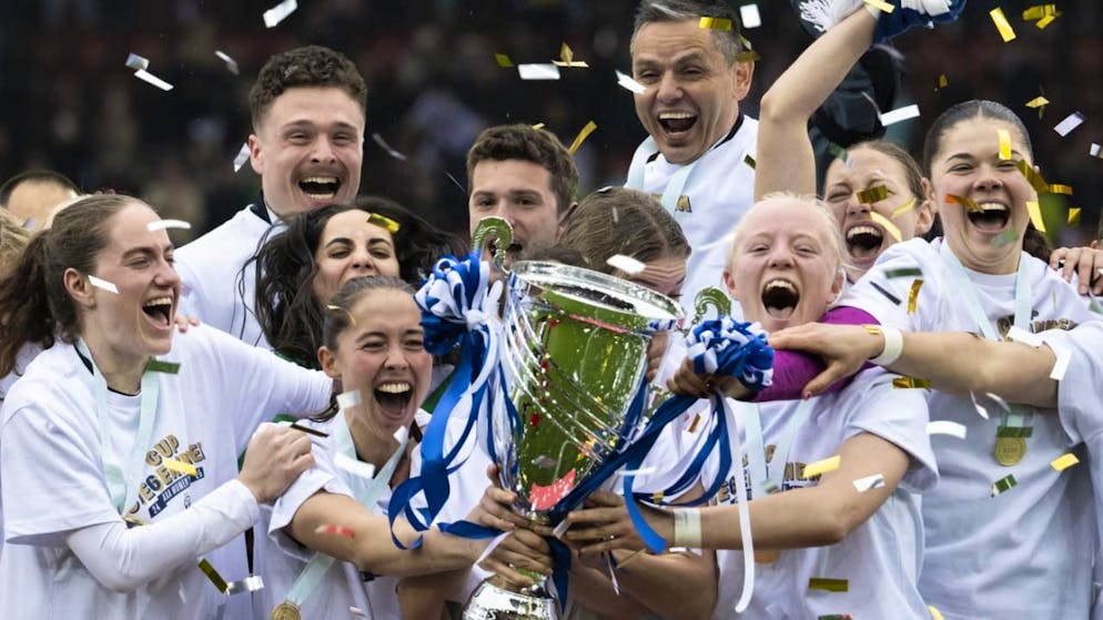 Das Frauen-Team des FCZ jubelt nach dem Cupsieg 2025