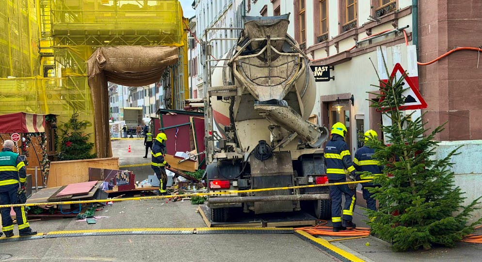 A concrete mixer has crashed into several stalls in Rheingasse in Basel.