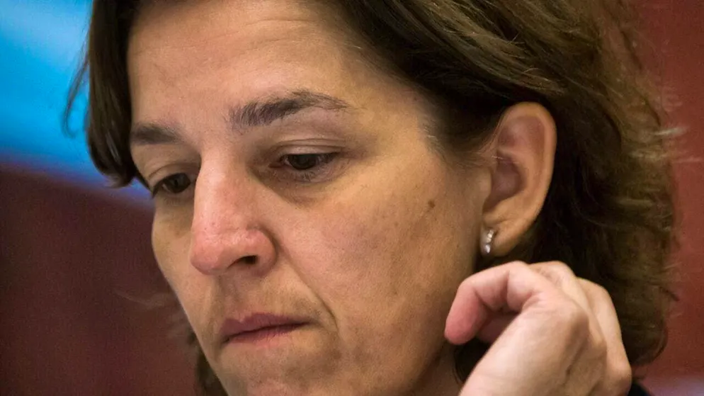 Tatjana Haenni bends over new dossiers