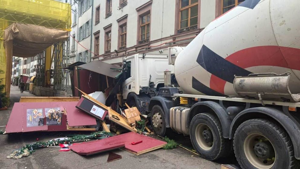 Un camion percute trois stands d'un marché de Noël à Bâle - Gallery. Le camion malaxeur a terminé sa course contre la façade d'un bâtiment après avoir défoncé trois stands. Son chauffeur a été hospitalisé et personne d'autre n'a été blessé. La police exclut toute préméditation à ce stade.
