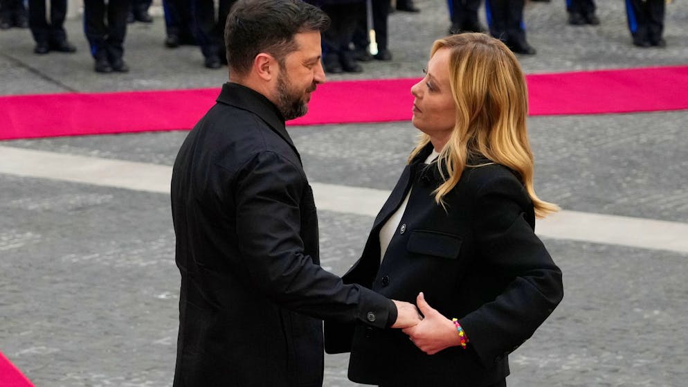 Der ukrainische Präsident Wolodymyr Selenskyj (l.) führte am Dienstag in Rom Gespräche mit Italiens Regierungschefin Giorgia Meloni, davor traf er Papst Leo XIV.