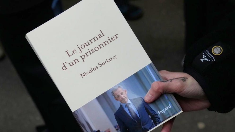 L'ouvrage de 216 pages, édité par une maison d'édition contrôlée par l'homme d'affaires conservateur Vincent Bolloré, est paru exactement un mois après la remise en liberté sous contrôle judiciaire le 10 novembre de l'ex-chef de l'Etat.