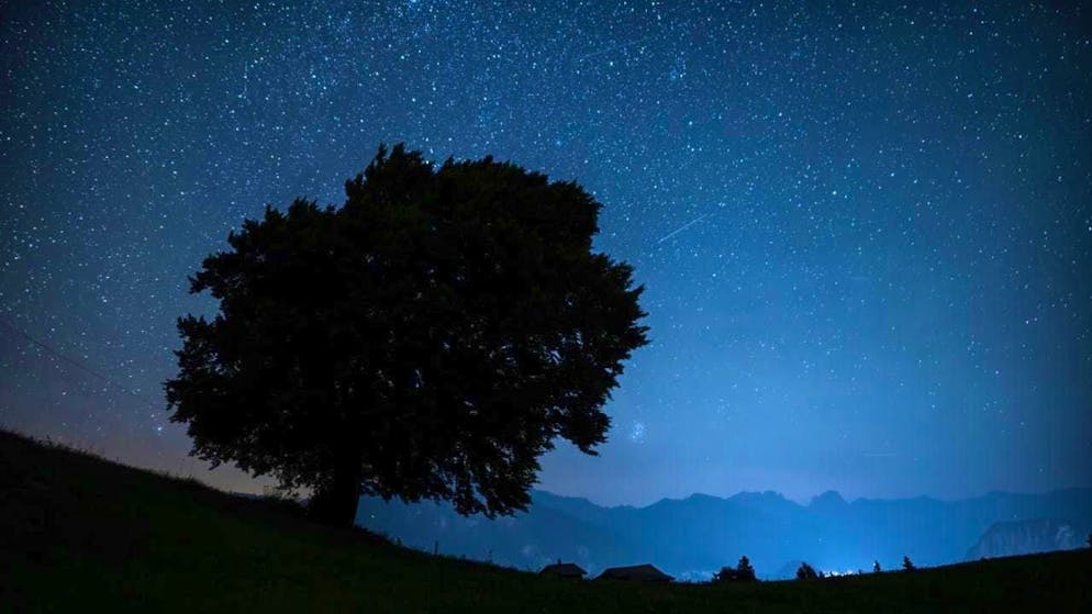 Many people are fascinated by the view of the starry sky. But there are still many unanswered questions about the universe. (archive image)