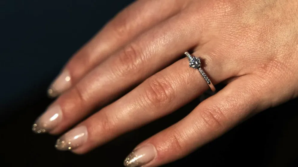 Ist der Homo sapiens monogam - und falls ja, in welchem Masse? Einer neuen Studie zufolge ist der Mensch weniger monogam als der Biber, aber gilt dennoch als monogame Art.