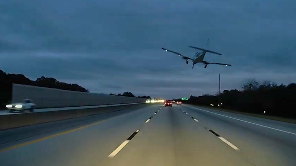 Flugzeuge crashen auf Autobahn. Erst geht eine Cessna runter, dann rammt ein Flieger ein Auto